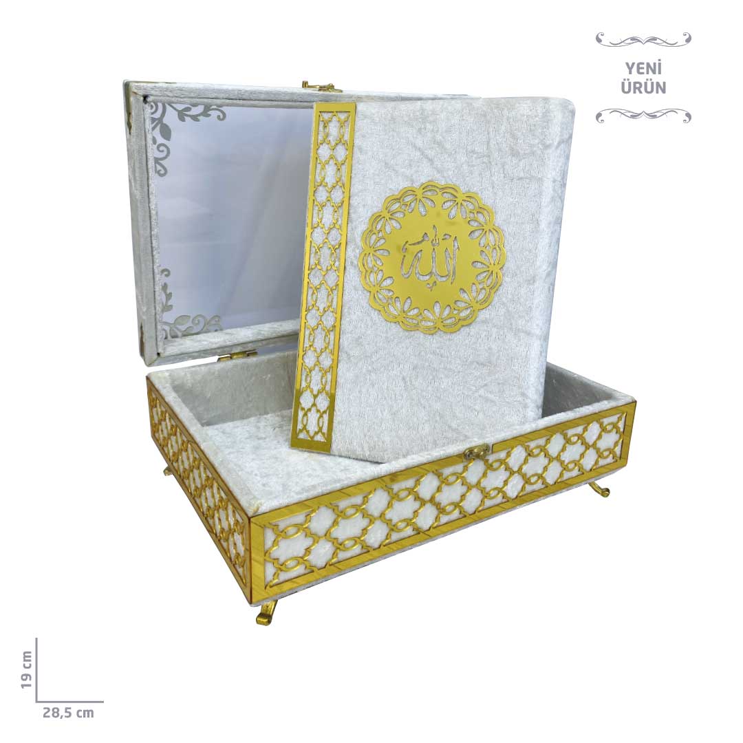 KADIFE-SANDIK-SEFFAF-PLEKSI-KURAN-BEYAZ.jpg Ayaklı Şeffaf Pleksili Kadife Sandıklı Kur’ân-ı Kerim Beyaz - Görsel 1