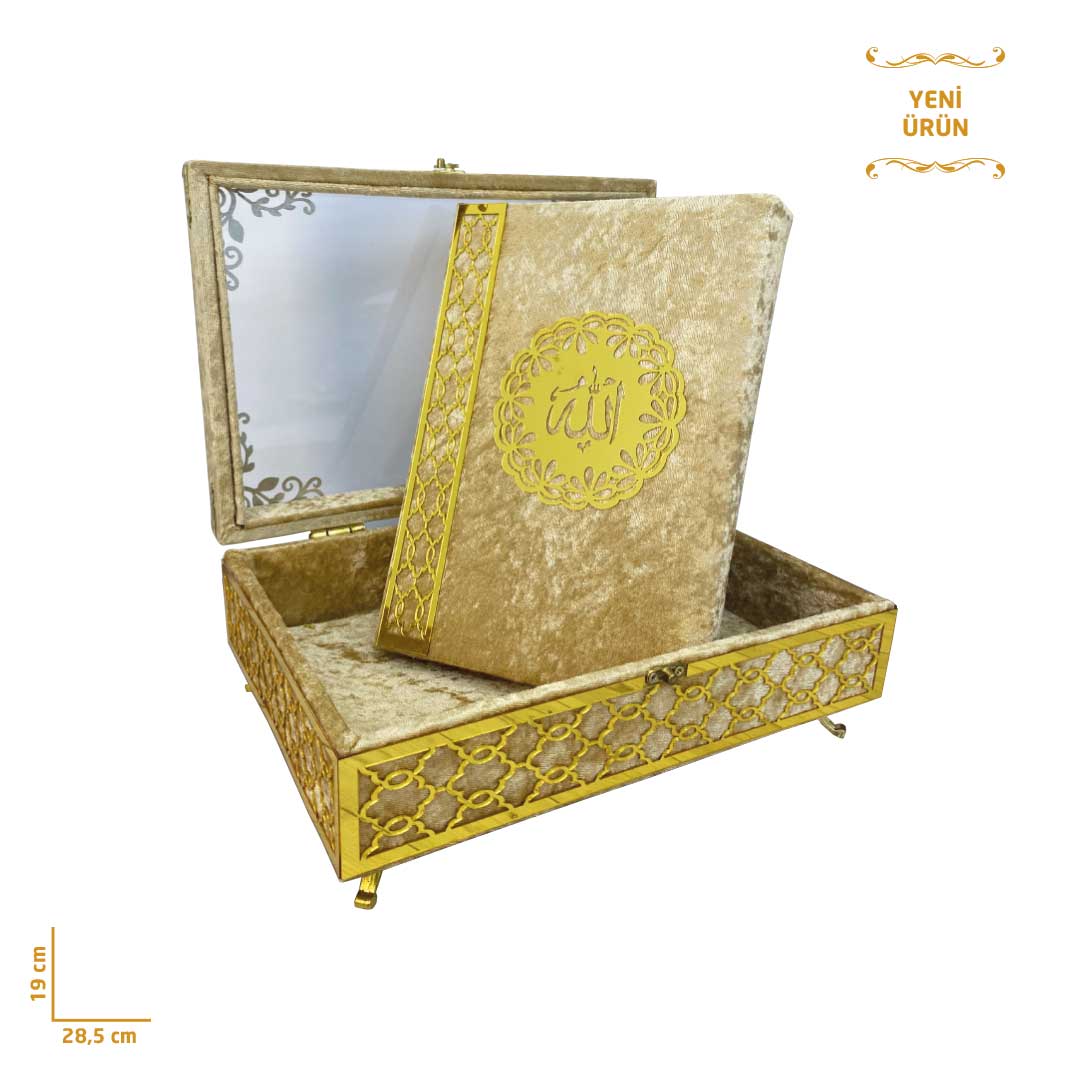 KADIFE-SANDIK-SEFFAF-PLEKSI-KURAN-GOLD.jpg Ayaklı Şeffaf Pleksili Kadife Sandıklı Kur’ân-ı Kerim Gold - Görsel 1