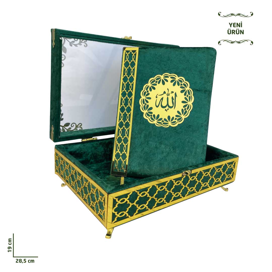 KADIFE-SANDIK-SEFFAF-PLEKSI-KURAN-YESIL.jpg Ayaklı Şeffaf Pleksili Kadife Sandıklı Kur'ân-ı Kerim Yeşil - Görsel 1